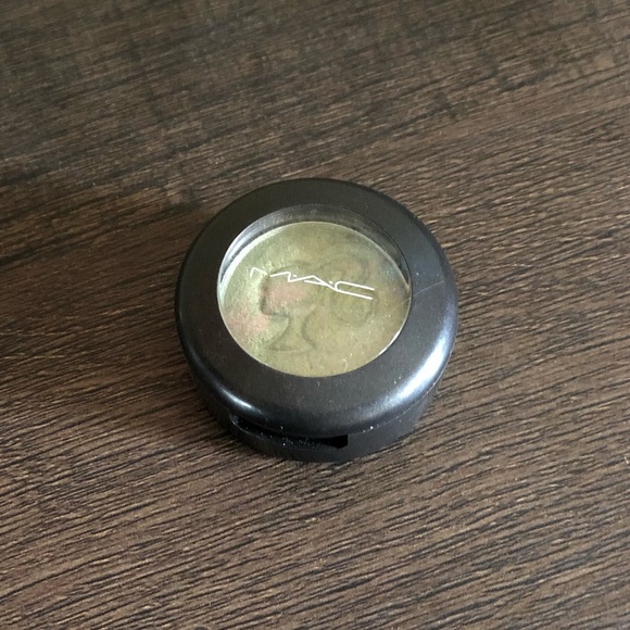 🆕 Mac Eyeshadow from Barbie Line. - Picture 2 of 3